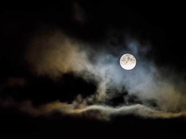 Sleepy conversation with the moon